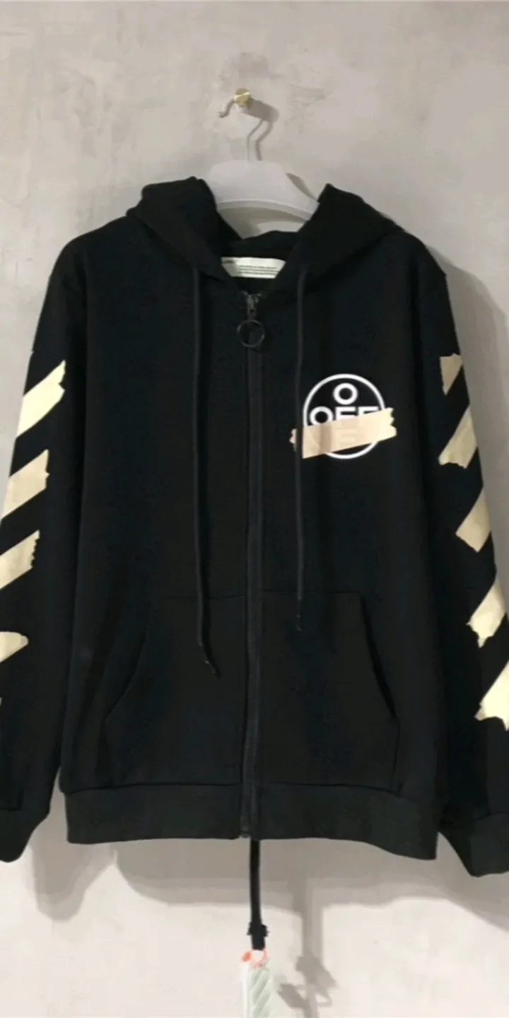 Actual video shot——Top tested version OFF WHITE OW hot stamping tape printing male and female couple pure cotton loose same style zipper jacket hooded sweatshirt The printing is done on a Japanese-owned Mimaki printing machine, with no edges or burrs. Inkjet heat transfer is hot-pressed and cold-teared, and the high temperature is 180 degrees. The front piece needs to be pressed twice (the second time requires 180kg of air pressure). The transparent fabric is anti-scratch and ironing, and the printing is fog-free. The semi-transparent tape in the front circle can reveal the part of the printing underneath. The golden printing color of the tape is not The flat color and tape printing overlap have different color depths. The wash label is also customized according to the original font. The accessories still use the full line of correct accessories. The rectangular woven collar label design is cancelled. The previous three-dimensional silicone feel font is changed to a fully woven collar label. Fluorescent fonts can be seen on the collar label. The five-link silicone hangtag, three-link washable label and zebra crossing packaging line are still the same. 480g pure cotton terry fabric, a major launch with full drape. A full set of customized accessories, one-to-one mold opening, professional ow. Size: XS-L Size chart